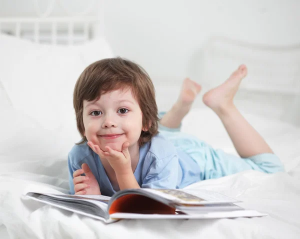 Lycklig pojke läsa bok — Stockfoto