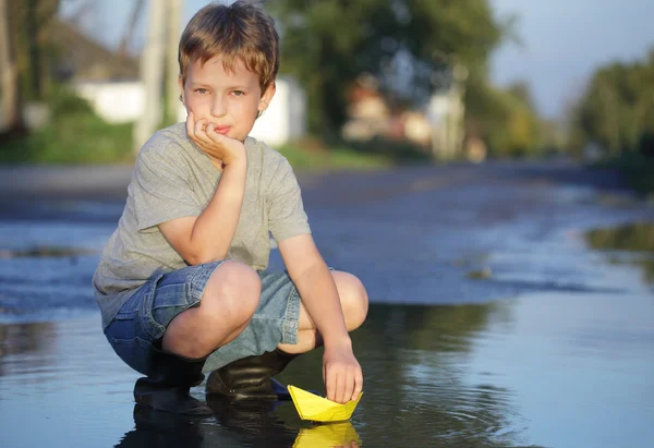 Papier schip in kinderen hand — Stockfoto