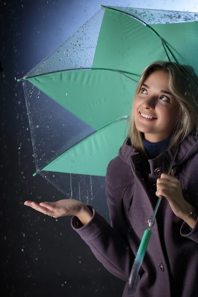 Chica bajo la lluvia — Foto de Stock