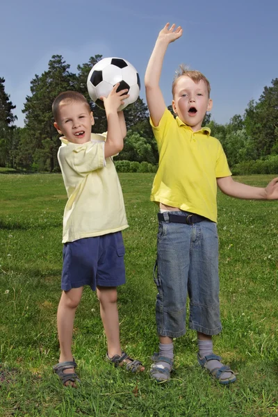 Rapazes felizes com bola de futebol — Fotografia de Stock