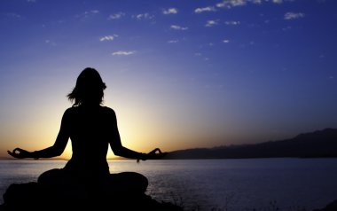 Yoga güzellik kız sahilde poz