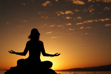 Yoga güzellik kız sahilde poz