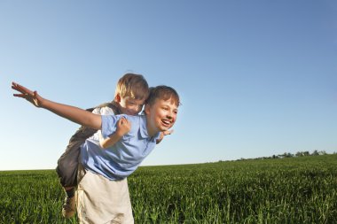 iki brathers açık havada mutlu oynamak
