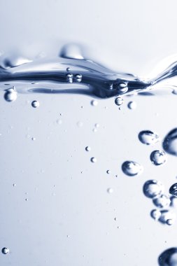 Mavi arkaplanda su sıçraması