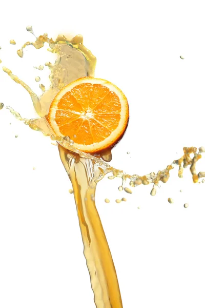 Апельсиновий шматочок в потоці соку — стокове фото