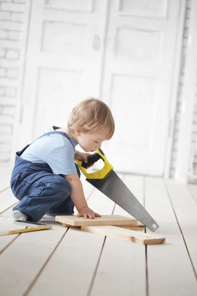 Niño con herramienta —  Fotos de Stock