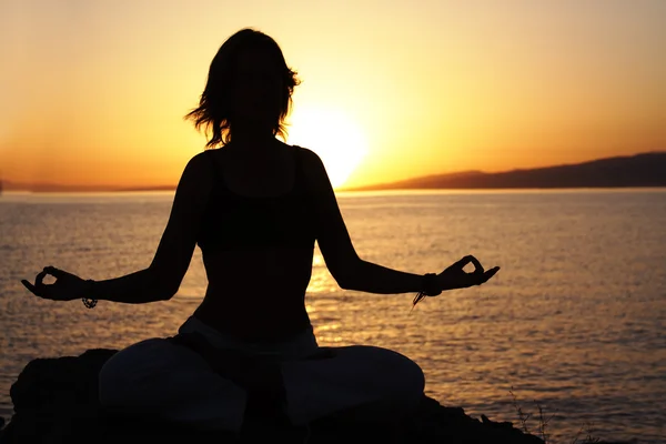 Beauty girl in yoga pose on beach — Stock Photo, Image