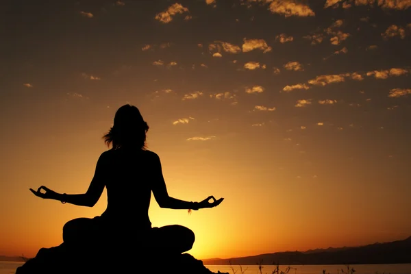 Schönheit Mädchen in Yoga-Pose am Strand — Stockfoto