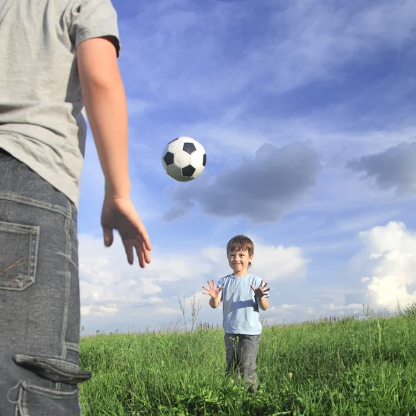 Dos chicos juegan en la pelota al aire libre — Foto de Stock