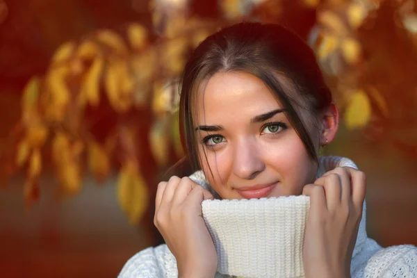 Girl outdoors in sweater — Stock Photo, Image