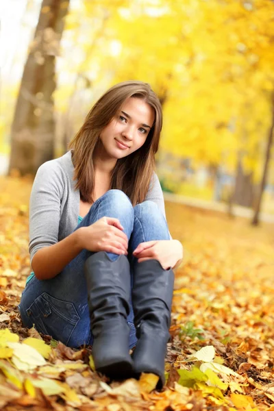 Beauty girl in autumn park — Stock Photo, Image