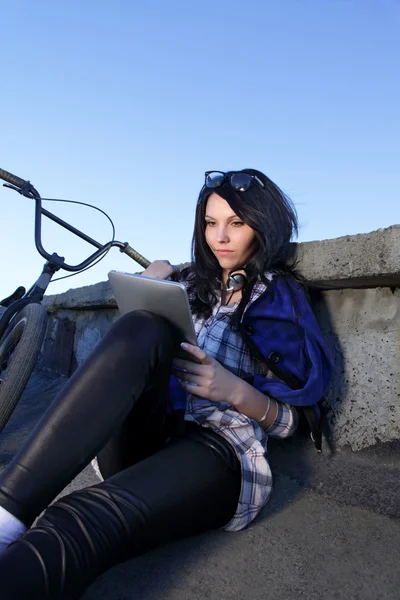 Chica de belleza con ordenador portátil pc al aire libre — Foto de Stock