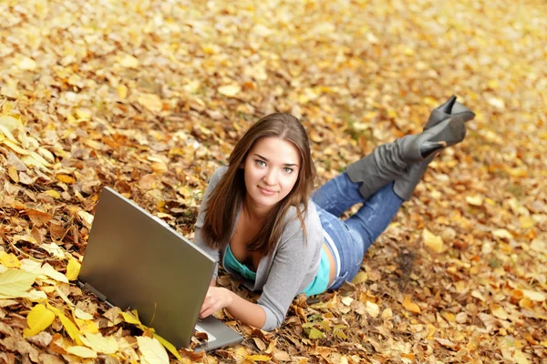 Beauty girl in autumn park — Stock Photo, Image