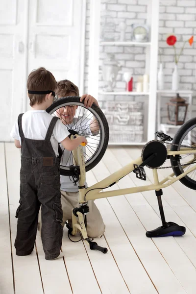 Dos chicos reparando bicicleta — Foto de Stock