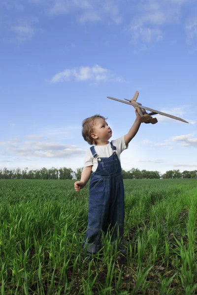 Bambini con airplan giocattolo all'aperto — Foto Stock