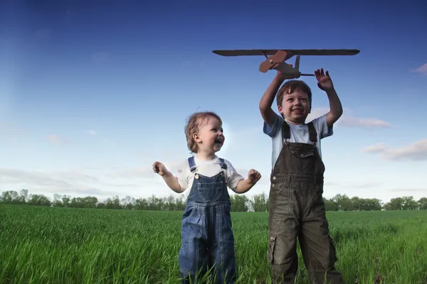 Niños con airplan toy al aire libre — Foto de Stock