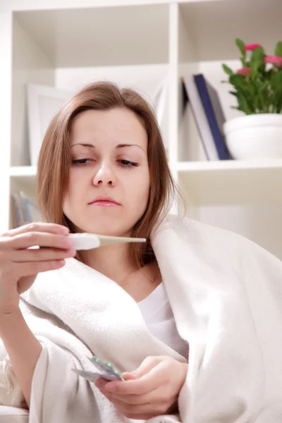 Sie leidet an einer Erkältung — Stockfoto