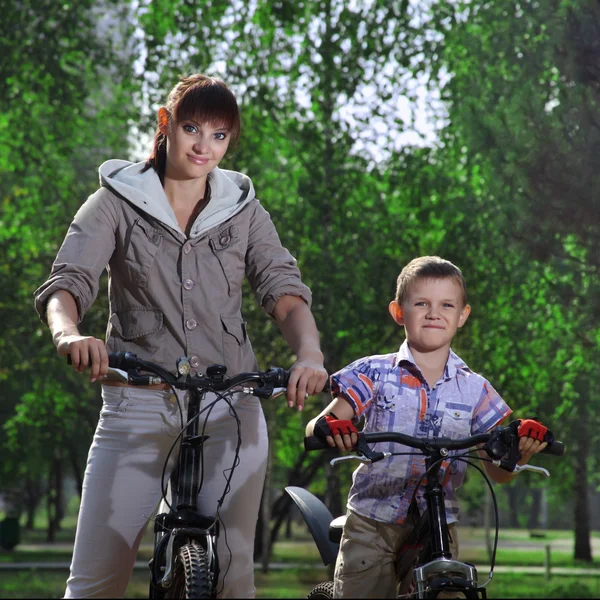 Family on bike cycling in park — Stock Photo, Image