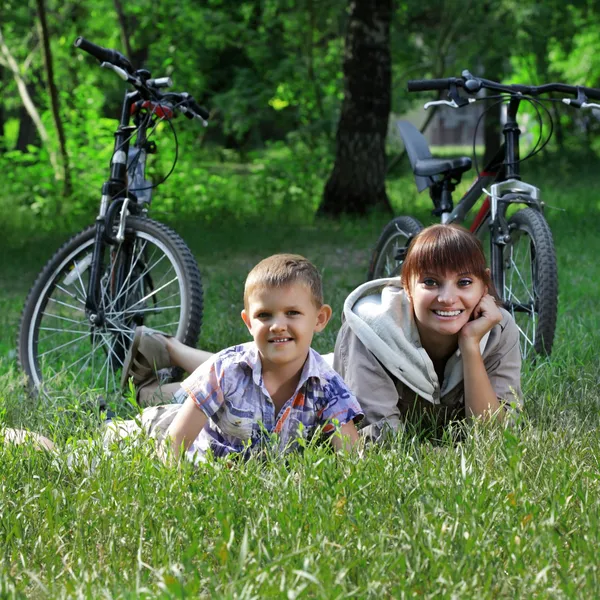 Familie op fiets fietsen in park — Stockfoto