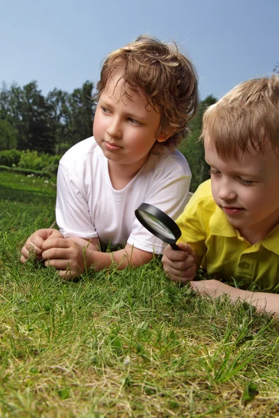 Niños con lupa al aire libre — Foto de Stock