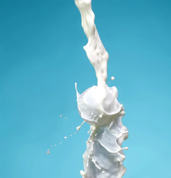 Mavi arkaplanda süt sıçraması — Stok fotoğraf