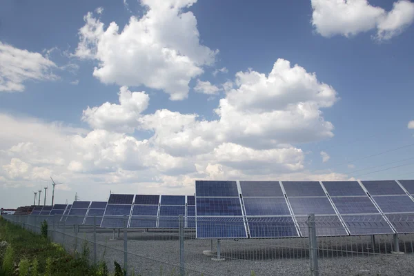 Véritables panneaux solaires et éoliennes — Photo