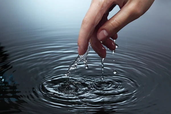 Mujer mano en el agua — Foto de Stock