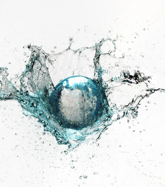 Glaskugel fällt ins Wasser — Stockfoto