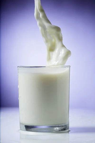 Rozprysk mleka w szkle — Zdjęcie stockowe