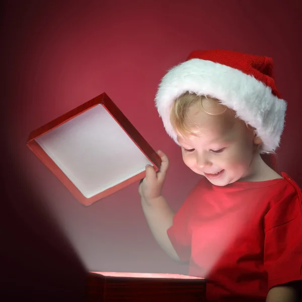 Menino feliz abrir caixa de presente de Natal — Fotografia de Stock
