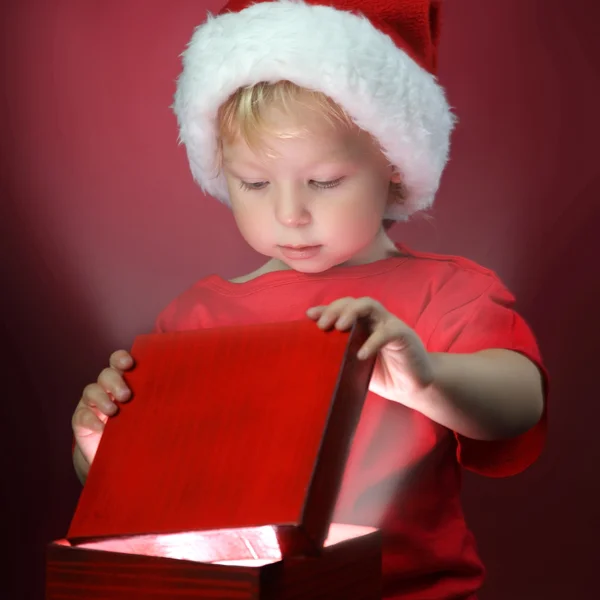 Feliz chico abre la caja de regalo de Navidad — Foto de Stock