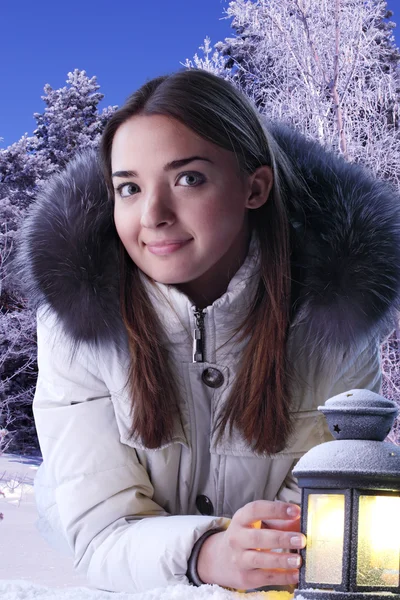 Vacker flicka på vintern skog med lykta — Stockfoto