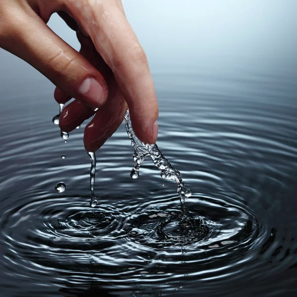 Mulher mão na água — Fotografia de Stock
