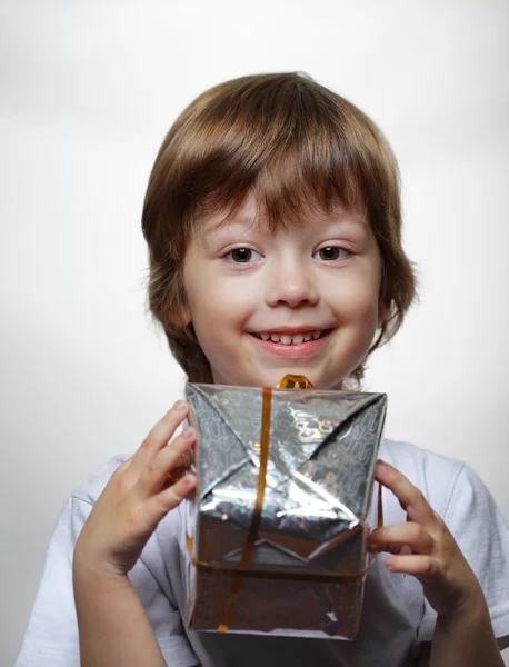 Rapaz feliz com caixa de presente — Fotografia de Stock