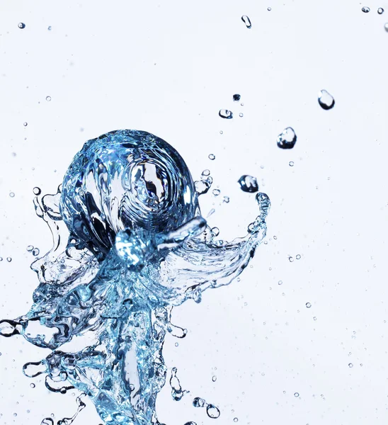 Sfera di vetro cadere in acqua — Foto Stock