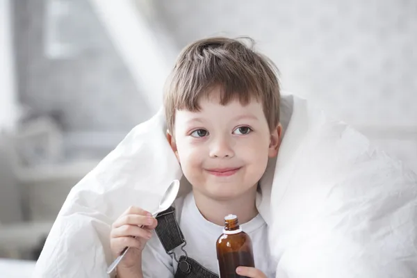 Menino bebendo xarope de tosse — Fotografia de Stock