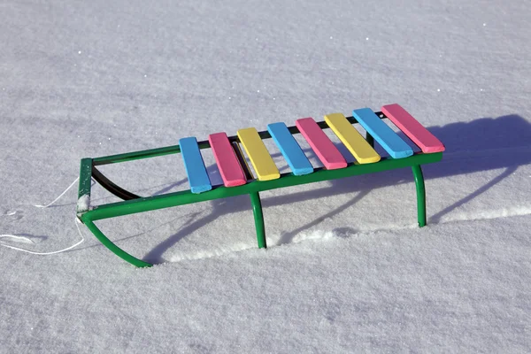 Kinderen slee op sneeuw — Stockfoto