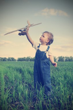 Hava planı oyuncağı olan çocuklar.