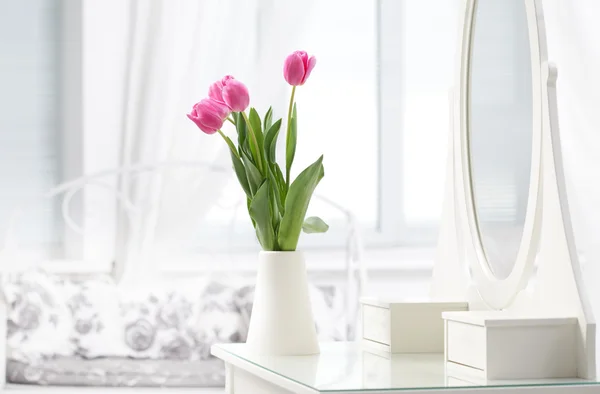 Tulip in kamer — Stockfoto