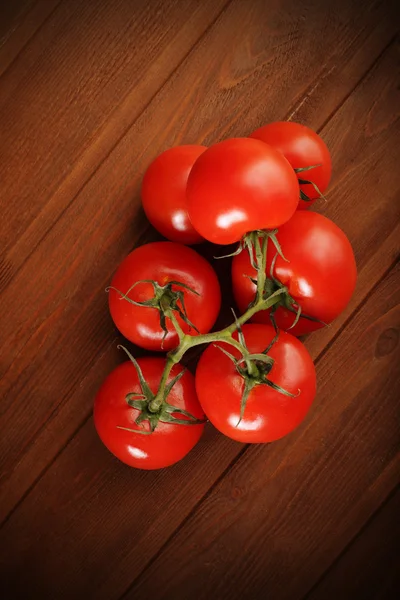 Tomate auf Holztisch — Stockfoto
