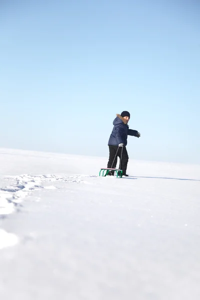 Teenager läuft im Schnee — Stockfoto