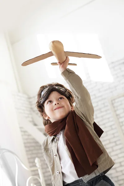 Счастливый мальчик с самолетом в руке — стоковое фото