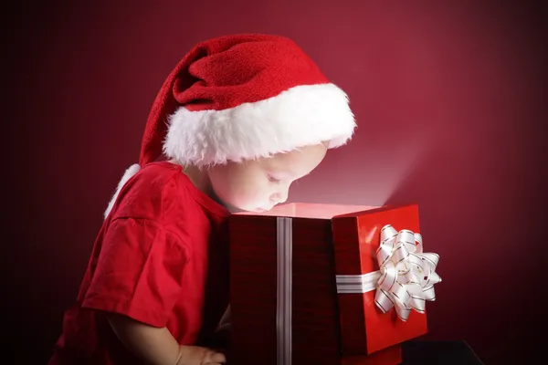 Menino feliz abrir caixa de presente de Natal — Fotografia de Stock