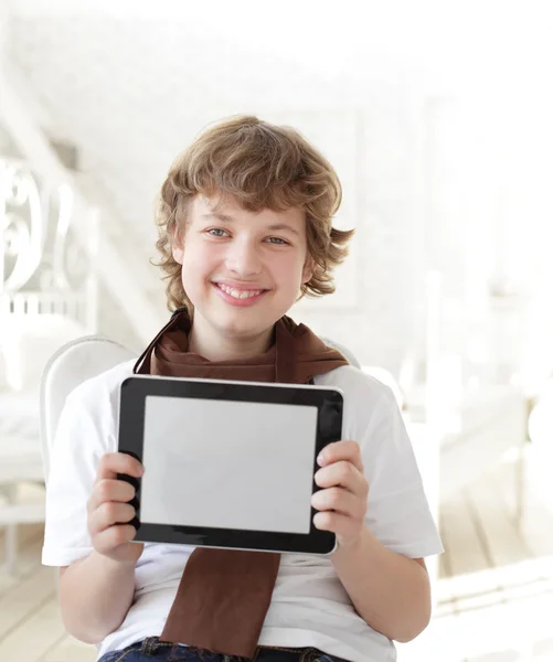 Adolescente de beleza com tablet pc dentro de casa — Fotografia de Stock