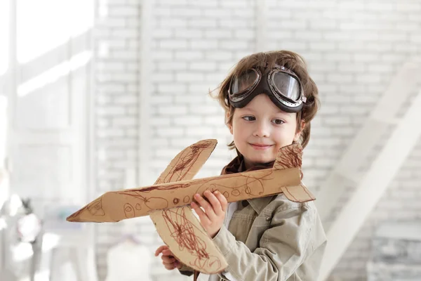 Gelukkige jongen met jet vliegtuig in hand — Stockfoto