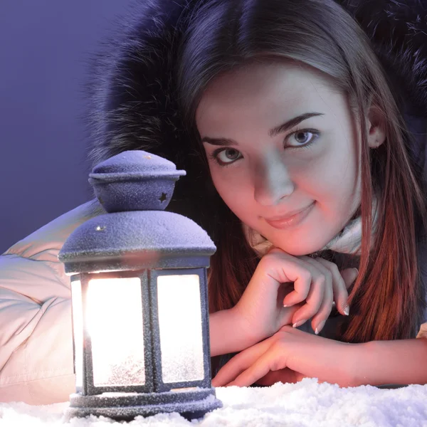 Beautiful girl on winter snow with lantern — Stock Photo, Image
