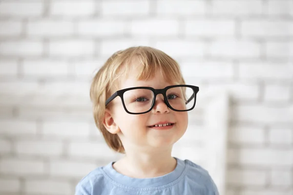 Garçon intelligent avec des lunettes — Photo