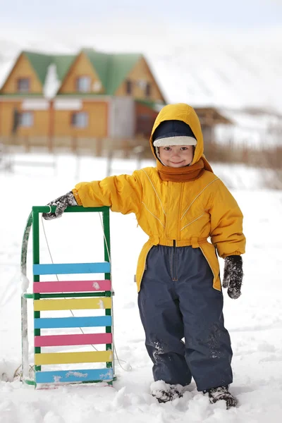 快乐的男孩，与雪橇 — 图库照片