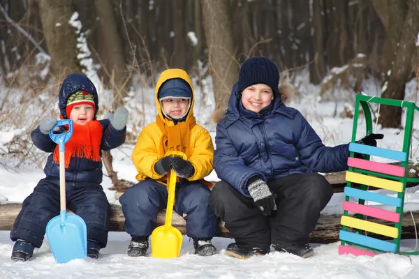 Três menino jogar na neve — Fotografia de Stock