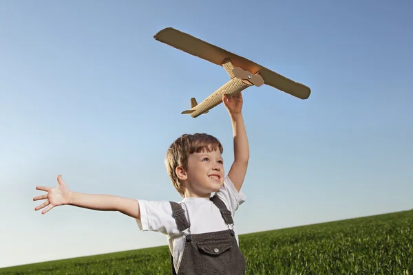 Děti s airplan hračkou venku — Stock fotografie